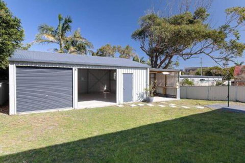 SeaHaven 2 Richardson Ave Large Home With Aircon Smart TV WIFI Netflix & Boat Parking - Accommodation Newcastle 7