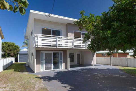 SeaHaven 2 Richardson Ave Large Home With Aircon Smart TV WIFI Netflix & Boat Parking - Accommodation Newcastle 0