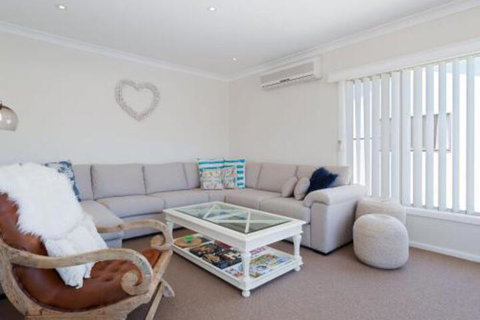 SeaHaven 2 Richardson Ave Large Home With Aircon Smart TV WIFI Netflix & Boat Parking - Accommodation Newcastle 3