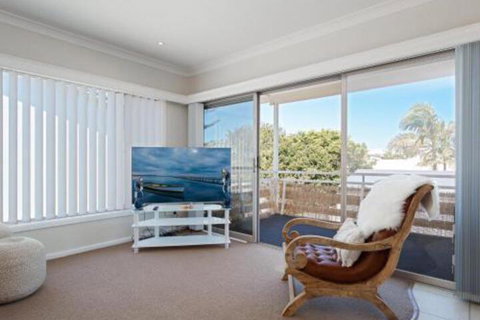 SeaHaven 2 Richardson Ave Large Home With Aircon Smart TV WIFI Netflix & Boat Parking - Accommodation Newcastle 6