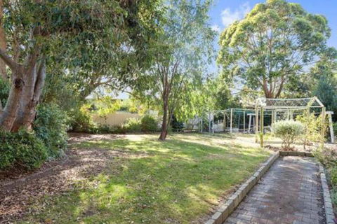GUMS & ROSES Family Home In The Heart Of Town. - Accommodation Newcastle 0