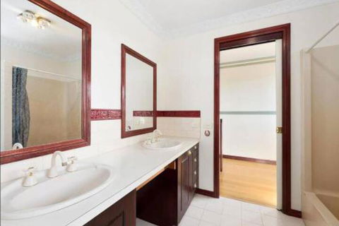 GUMS & ROSES Family Home In The Heart Of Town. - Accommodation Newcastle 3