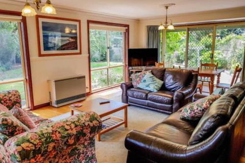 GUMS & ROSES Family Home In The Heart Of Town. - Accommodation Newcastle 4