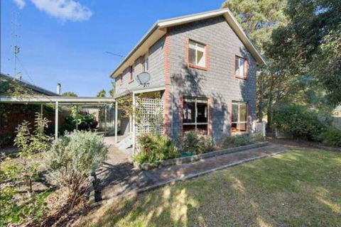 GUMS & ROSES Family Home In The Heart Of Town. - Accommodation Newcastle 6