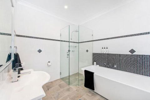 Dolphin Cove Apt 5 - Accommodation Newcastle 6