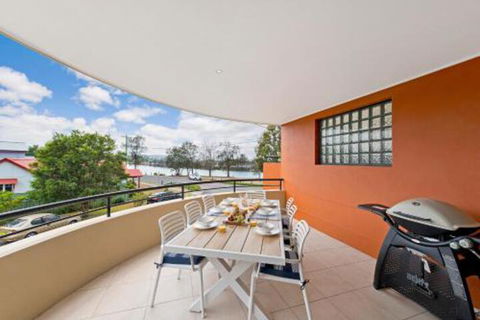 Dolphin Cove Apt 5 - Accommodation Newcastle 0