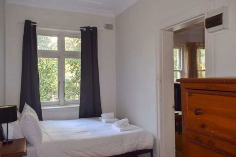 Incredible Location One Bedroom Apartment - Accommodation Newcastle 6