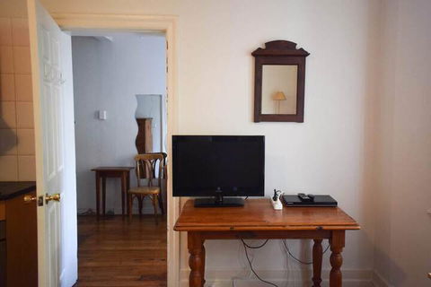 Incredible Location One Bedroom Apartment - Accommodation Newcastle 4