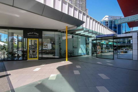 Spacious 3 Bedroom Apartment On The 39th Floor With Pool - Accommodation Newcastle 1