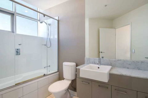 Spacious 3 Bedroom Apartment On The 39th Floor With Pool - Accommodation Newcastle 2