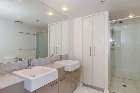 Spacious 3 Bedroom Apartment On The 39th Floor With Pool - Accommodation Newcastle 7