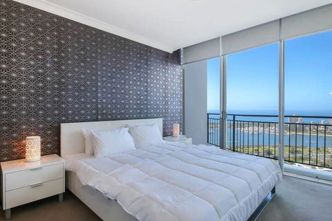 Spacious 3 Bedroom Apartment On The 39th Floor With Pool - Accommodation Newcastle 5