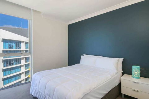 Spacious 3 Bedroom Apartment On The 39th Floor With Pool - Accommodation Newcastle 3