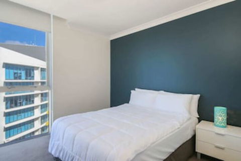 Spacious 3 Bedroom Apartment On The 39th Floor With Pool - Accommodation Newcastle 0