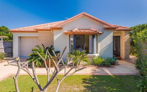 Oceania Cottage LJHooker Yamba - Accommodation Newcastle 2