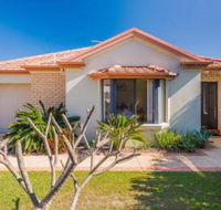 Oceania Cottage LJHooker Yamba - Accommodation Newcastle