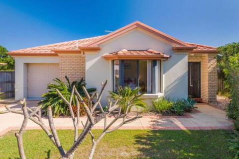Oceania Cottage LJHooker Yamba - Accommodation Newcastle 0