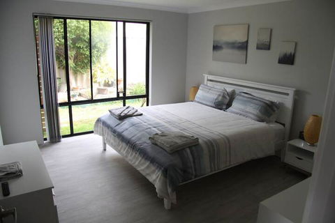 Warnbro Beach Family Accommodation - Accommodation Newcastle 2