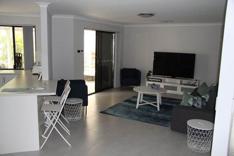 Warnbro Beach Family Accommodation - Accommodation Newcastle 1