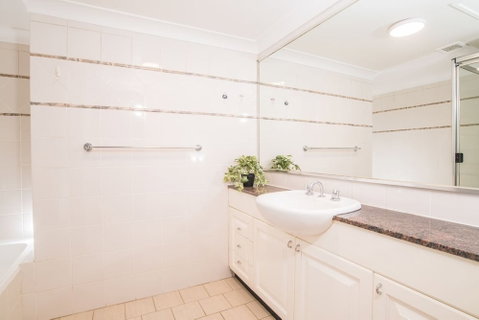 Rustic Hardwood 2 Bedroom Apartment In Randwick - Accommodation Newcastle 4