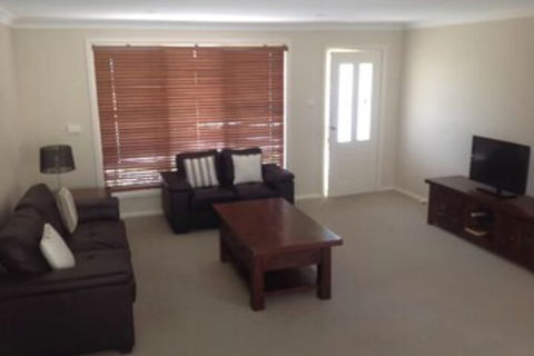 Breakaway Apartments - Accommodation Newcastle 3