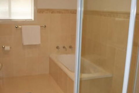 Breakaway Apartments - Accommodation Newcastle 7