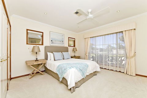 One Mile Mansion - Accommodation Newcastle 3