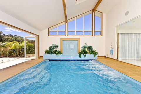 One Mile Mansion - Accommodation Newcastle 2