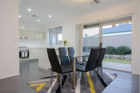 Douro Place - Accommodation Newcastle 0