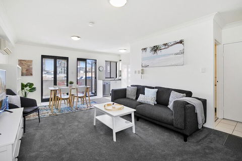 HOLT1 Crows Nest Holtermann Street - Accommodation Newcastle 7