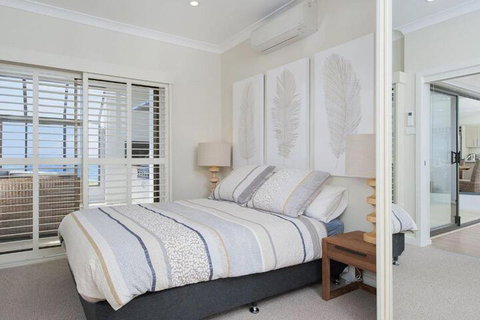 Whispering Sands 10 Sandy Point Road Luxury Waterfront Home With Aircon WIFI & Foxtel - Accommodation Newcastle 7