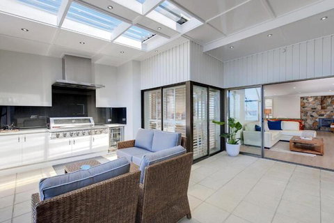 Whispering Sands 10 Sandy Point Road Luxury Waterfront Home With Aircon WIFI & Foxtel - Accommodation Newcastle 6