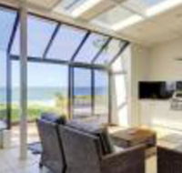 Whispering Sands 10 Sandy Point Road Luxury waterfront home with aircon WIFI  Foxtel - Accommodation Newcastle