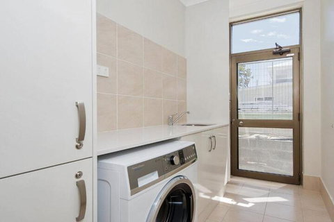 Whispering Sands 10 Sandy Point Road Luxury Waterfront Home With Aircon WIFI & Foxtel - Accommodation Newcastle 3