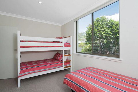 Whispering Sands 10 Sandy Point Road Luxury Waterfront Home With Aircon WIFI & Foxtel - Accommodation Newcastle 2