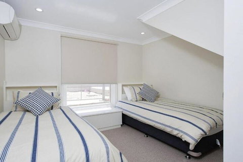 Whispering Sands 10 Sandy Point Road Luxury Waterfront Home With Aircon WIFI & Foxtel - Accommodation Newcastle 4