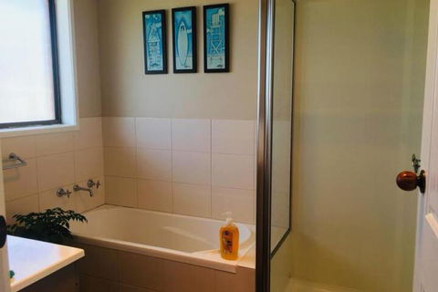 QUEEN BEDROOM FRIENDLY HOME PORTLAND - Accommodation Newcastle 3