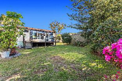 1 Bedroom House Government Road No. 102 PET FRIENDLY - Accommodation Newcastle 2