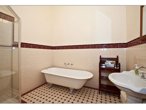 Fairholme Townhouse - Accommodation Newcastle 2