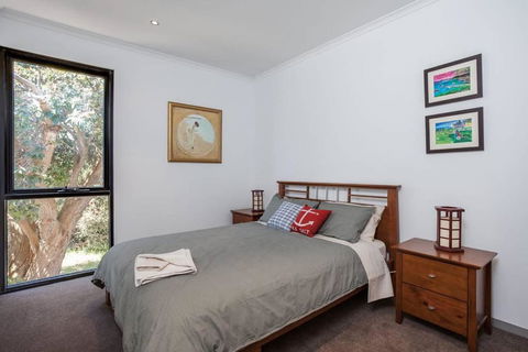 Beautiful Beachfront Apartment At Capel Sound - Accommodation Newcastle 2
