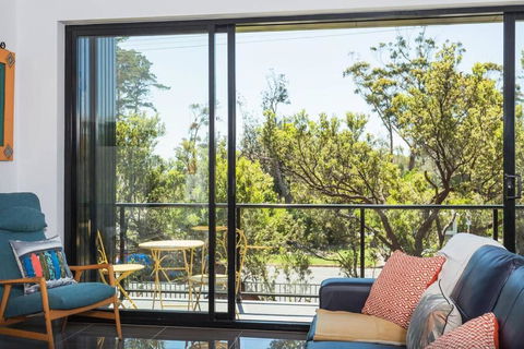 Beautiful Beachfront Apartment At Capel Sound - Accommodation Newcastle 6