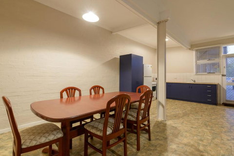 Exmouth Villas Unit 35 2 Bedroom Self Contained Unit At The Heart Of Town - Accommodation Newcastle 3