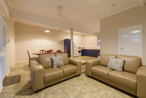 Exmouth Villas Unit 35 2 Bedroom Self Contained Unit At The Heart Of Town - Accommodation Newcastle 2