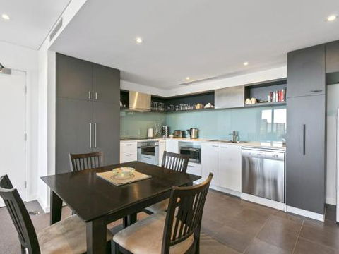 LORNE CHALET APARTMENT 36 Central Location - Accommodation Newcastle 6