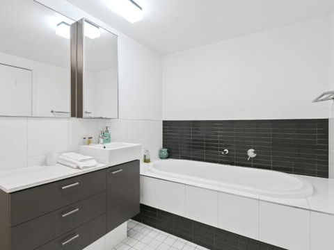 LORNE CHALET APARTMENT 36 Central Location - Accommodation Newcastle 2