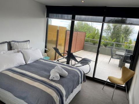 LORNE CHALET APARTMENT 36 Central Location - Accommodation Newcastle 4