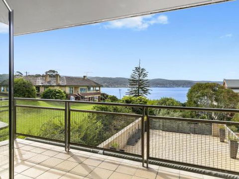 APARTMENT 29 PACIFIC APARTMENTS Grand Escape With Ocean Views - Accommodation Newcastle 4