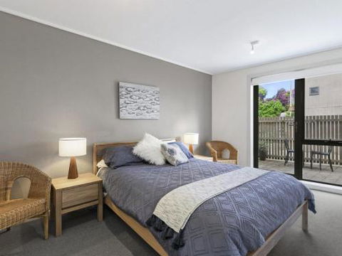 APARTMENT 23 PACIFIC APARTMENTS Sit On The Deck & Soak In The View - Accommodation Newcastle 2