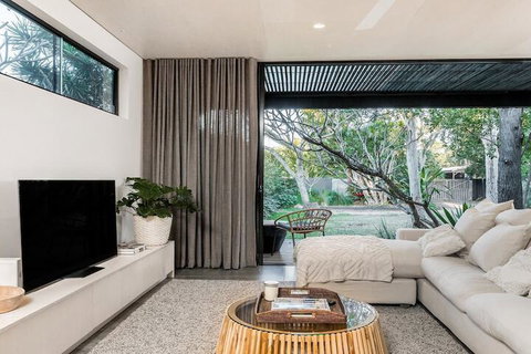 Your Luxury Escape Tallowood - Accommodation Newcastle 5