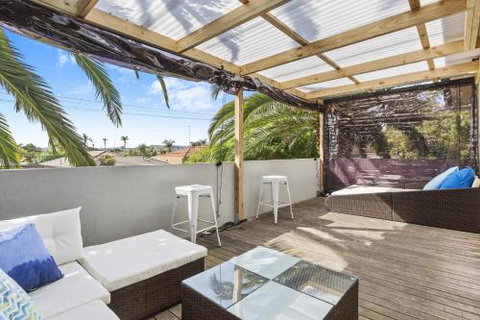 SANTORINI BEACH HOUSE SAFETY BEACH - Accommodation Newcastle 3